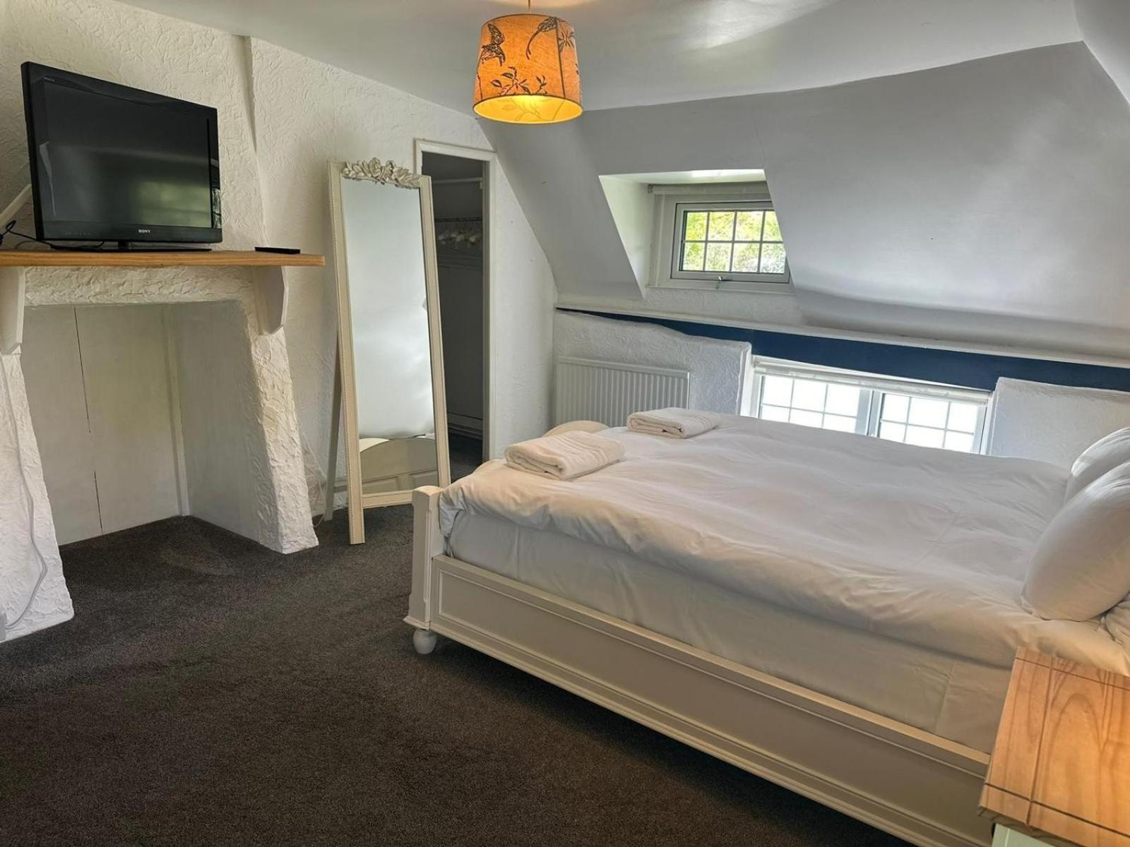 Beautiful Thatched Cottage With Outdoor Pool, Secure Garden, Dog & Family Friendly! Chichester Holiday Properties Бошем Экстерьер фото