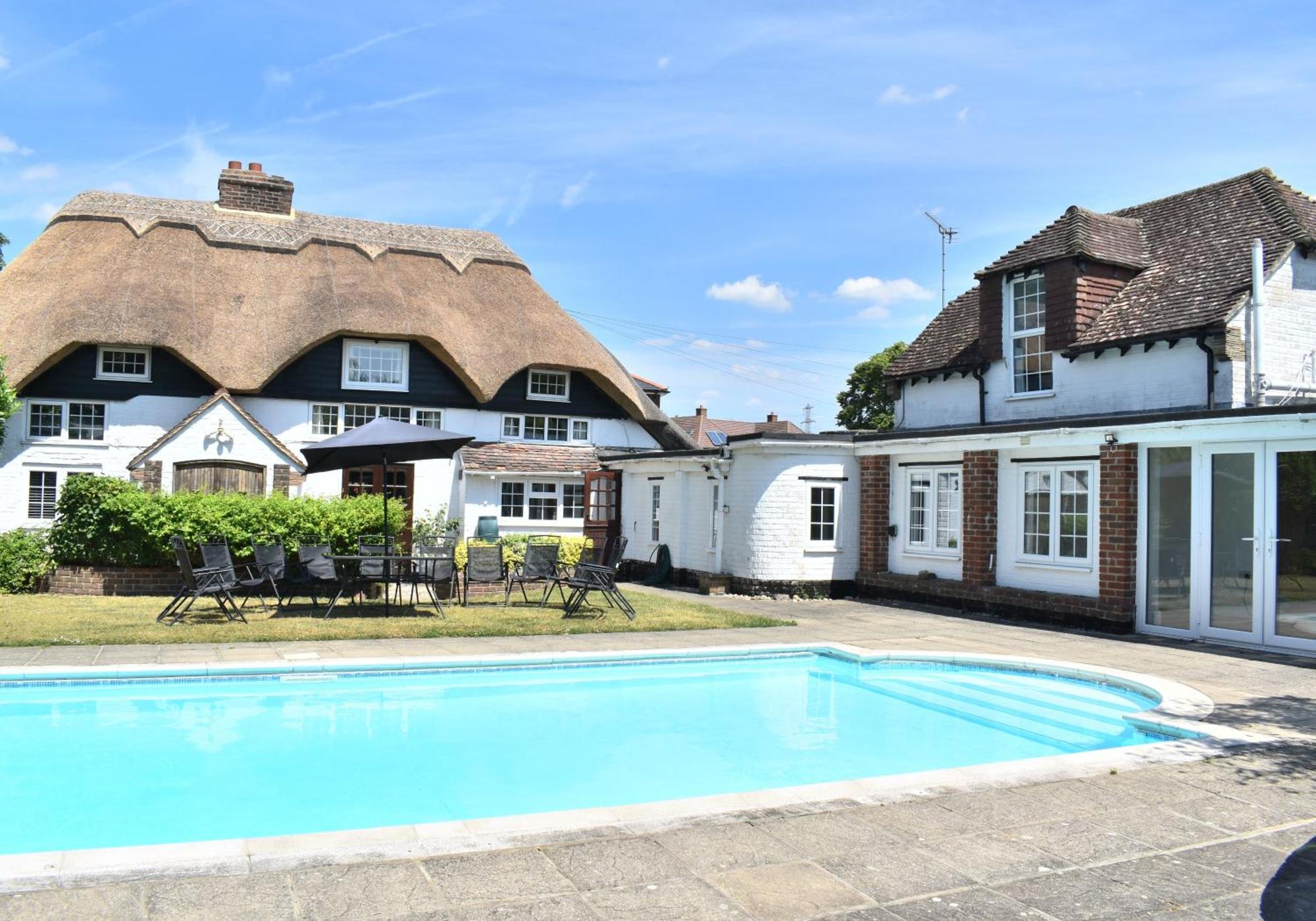 Beautiful Thatched Cottage With Outdoor Pool, Secure Garden, Dog & Family Friendly! Chichester Holiday Properties Бошем Экстерьер фото