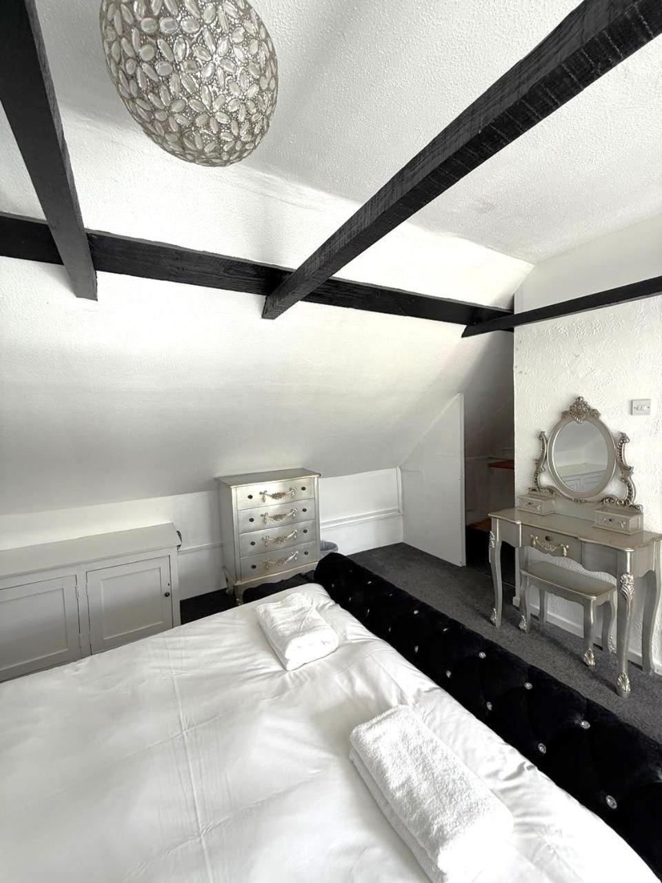 Beautiful Thatched Cottage With Outdoor Pool, Secure Garden, Dog & Family Friendly! Chichester Holiday Properties Бошем Экстерьер фото
